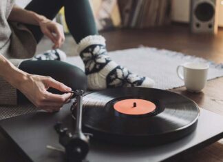 Spin in Style: Sleek and Sophisticated Vinyl Record Player for Your Home Sophisticated Vinyl Record Player